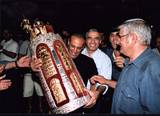 הולכת הספר ע"י חברים, בשמחה וריקוד.