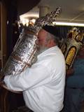 הכנסת הספר לארון הקודש.