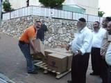 יו"ר העמותה,בר-שם,מפקח על הכמויות המגיעות בסיוע החברים.